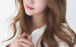 被吊起来张开腿供人玩弄